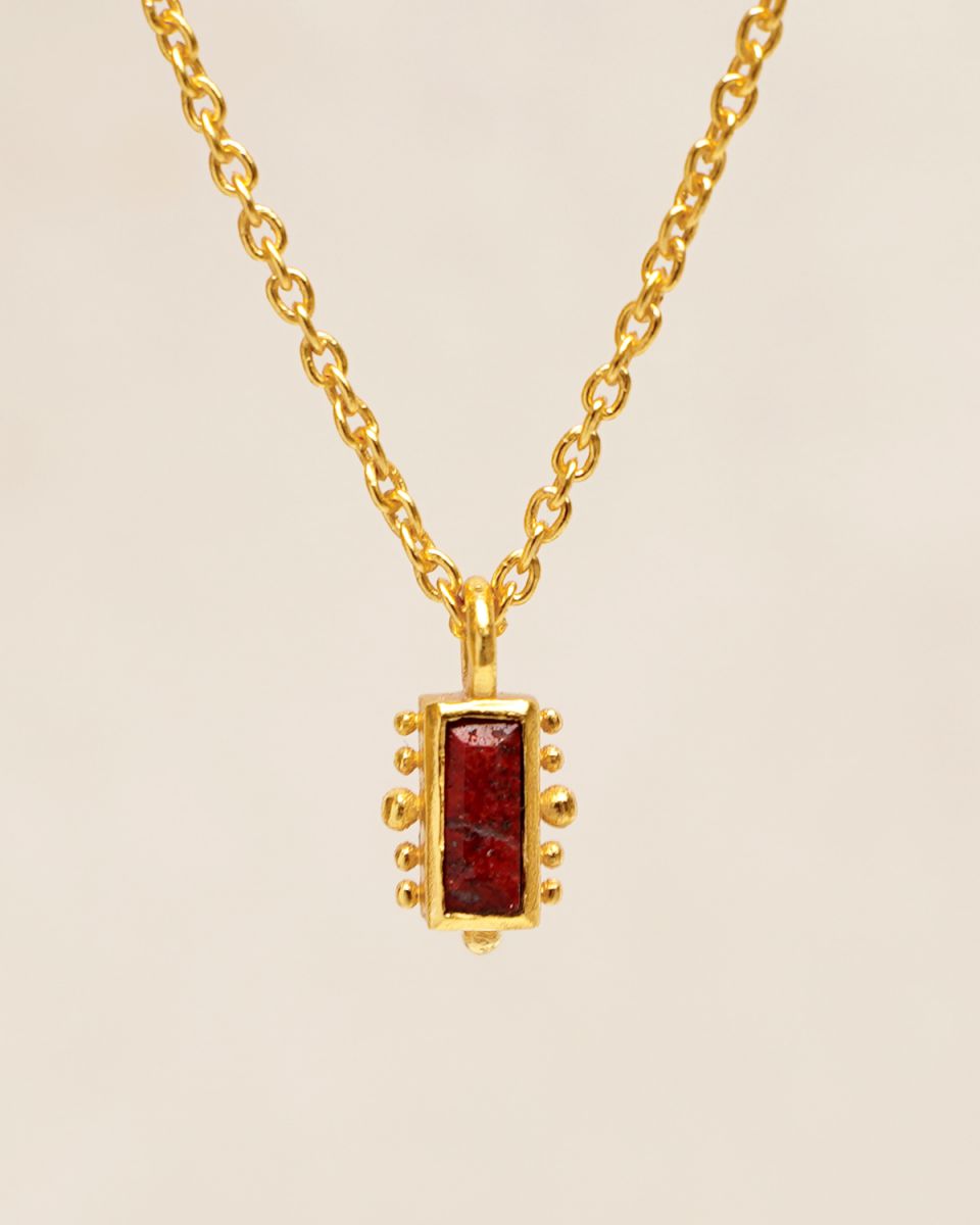 collier red jasper rectangle 2x5mm with dots gold plated