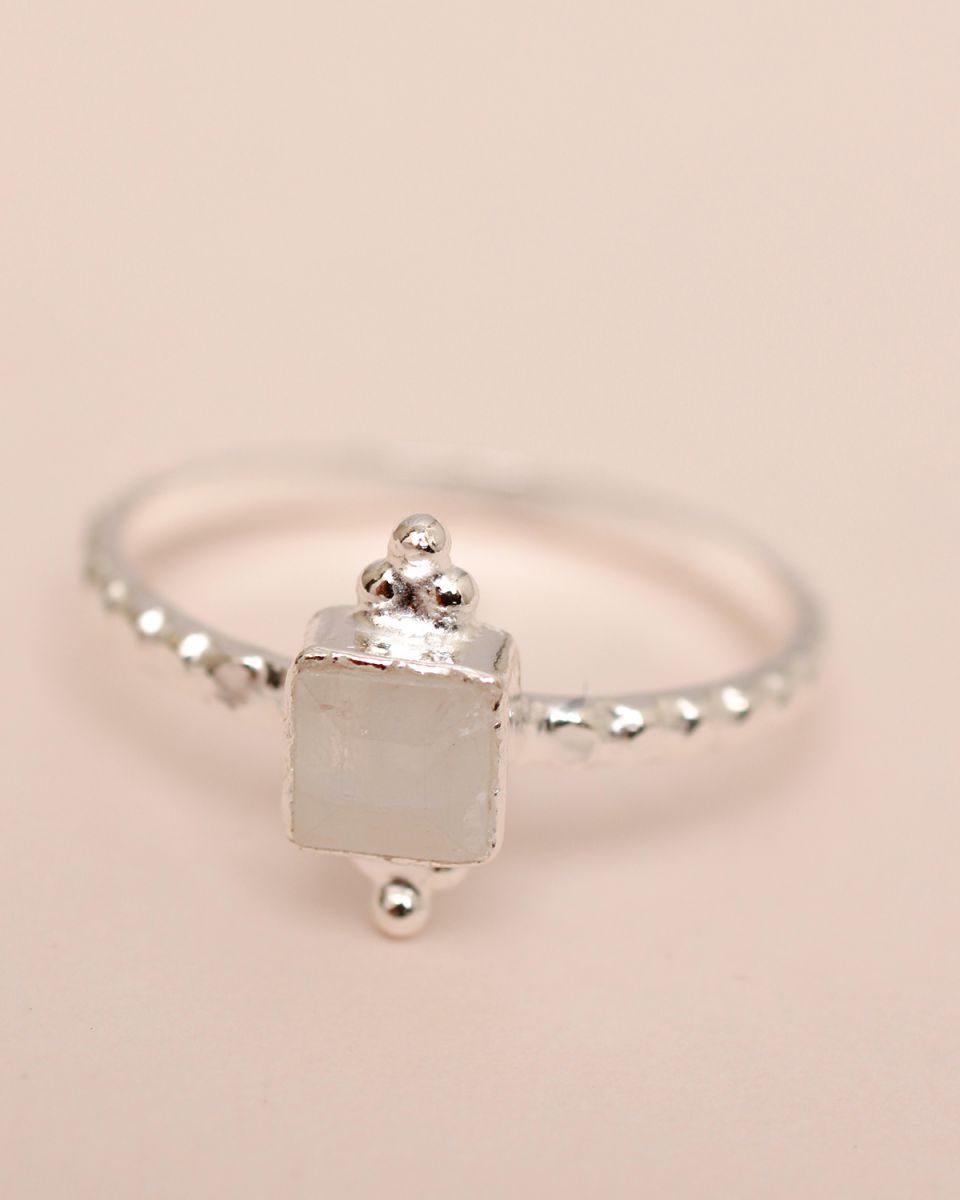d ring size 52 4mm square double dots white moonstone