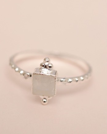 D- ring size 52 4mm square double dots white moonstone