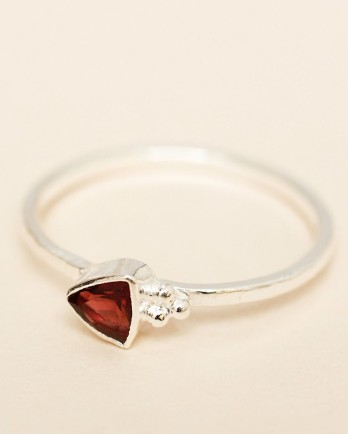 D- ring size 52 triangle and dots garnet