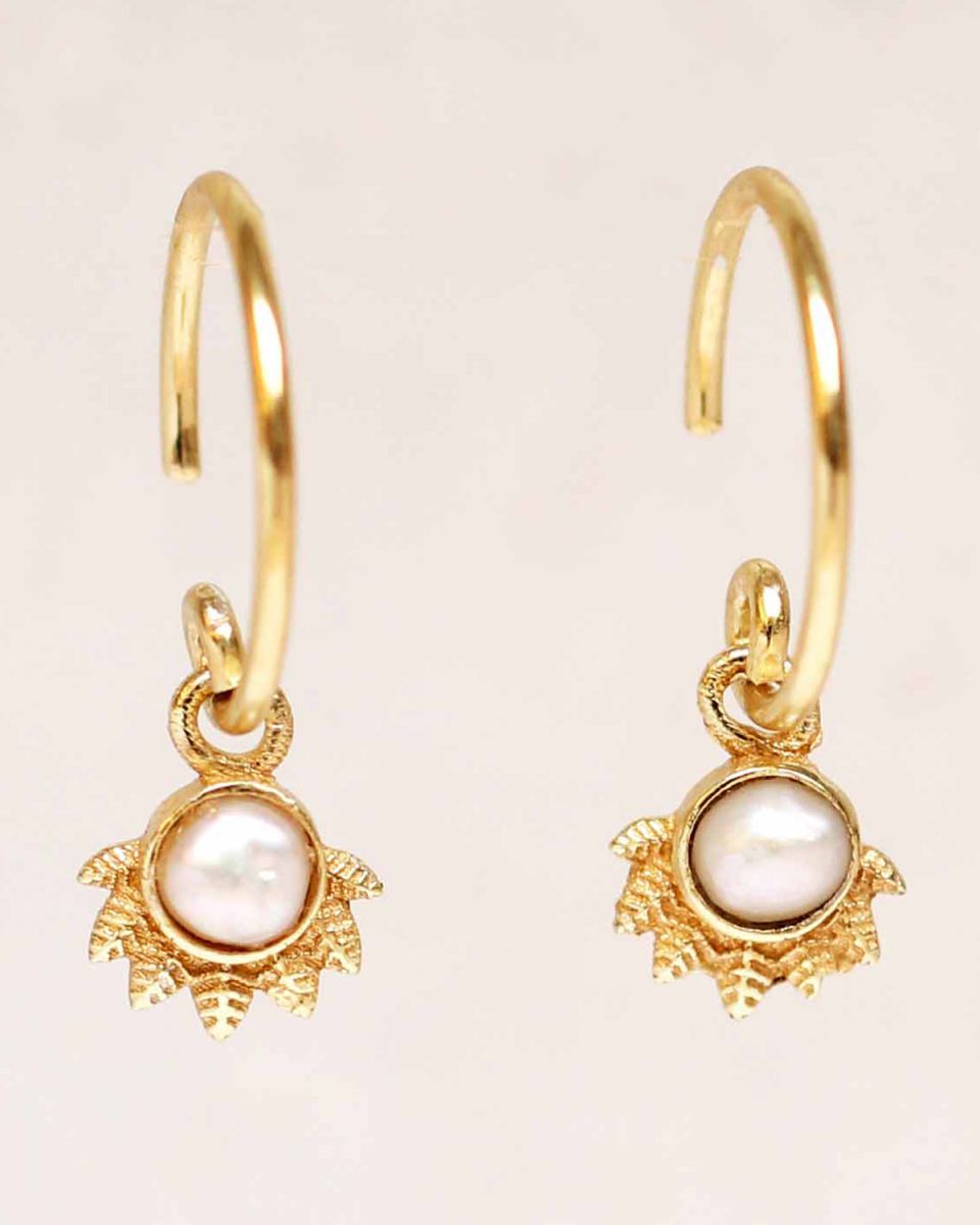 e earring hanging white pearl dot with crown gold plated