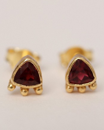E- earring stud triangle and dots garnet gold plated