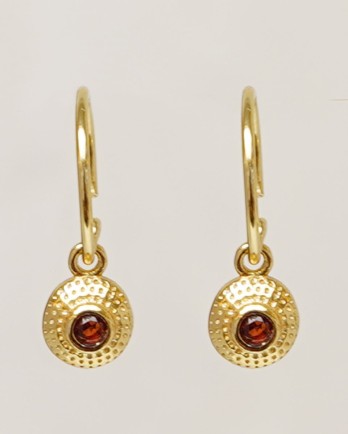E-Earrings pendant hammered circle with garnet 2mm