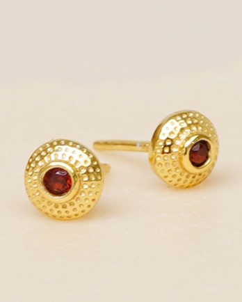 E-Earrings stud hammered circle with garnet 2mm gold pltd.