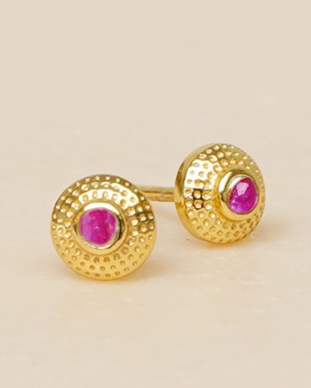 EE - Earrings stud hammered circle with ruby 2mm gold pltd.