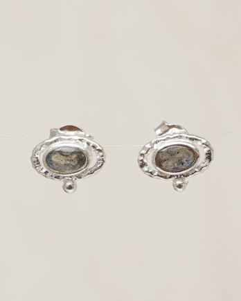 E-Earrings stud hammered oval with Labradorite