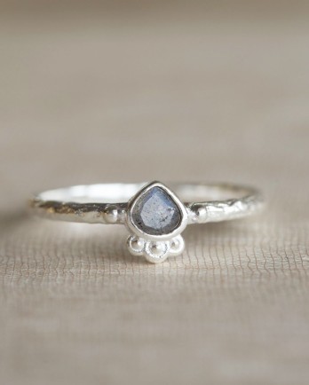 E - Ring Alie size 50 triangle 3mm labradorite dots E - Ring Alie size 50 triangle 3mm labradorite dots