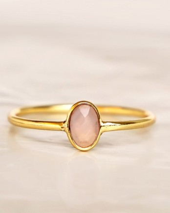 E - Ring size 52 peach moonstone vertical gold pl.