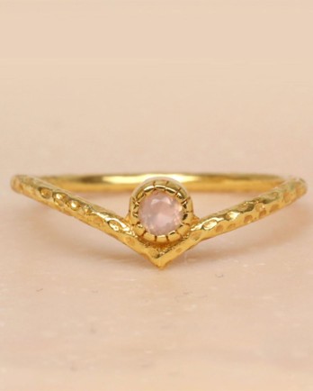EE-ring size 52 pink chalcedony v-shape hammered gold plated
