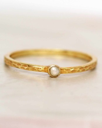 E- ring size 52 white pearl single small stone hammered gold