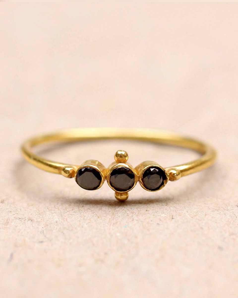 e ring size 54 three black agate st and ball gold plated