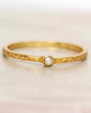 EE-ring size 54 white pearl single small stone hammered gold