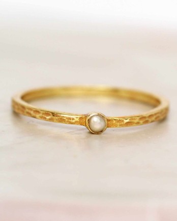 EE-ring size 56 white pearl single small stone hammered gold