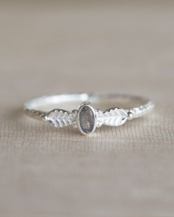 EE- Ring Adoré size 52 oval labradorite with leaves EE- Ring Adoré size 52 oval labradorite with leaves