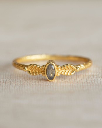 GG - Ring Adoré size 56 oval labradorite with leaves g.pl. GG - Ring Adoré size 56 oval labradorite with leaves g.pl.
