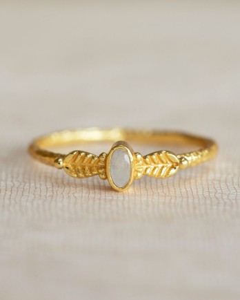 GG - Ring Adoré size 56 oval w. moonst. with leaves g.pl. GG - Ring Adoré size 56 oval w. moonst. with leaves g.pl.