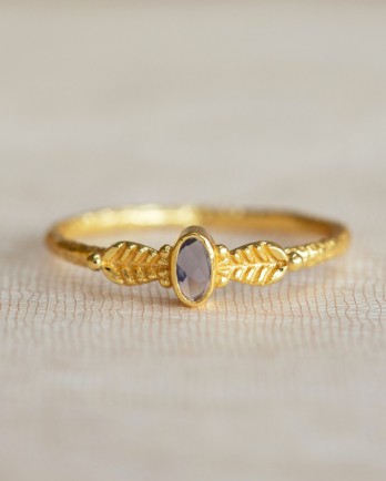 GG - Ring Adoré size 58 oval iolite with leaves g.pl. GG - Ring Adoré size 58 oval iolite with leaves g.pl.