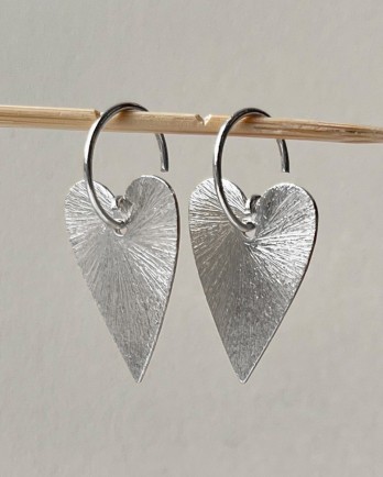 H - Earring hanging Yanomami scratched heart