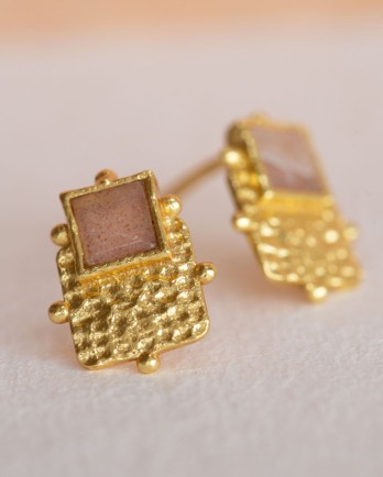 I - Earring Alma stud square 4x4mm peach moonst. g.pl. I - Earring Alma stud square 4x4mm peach moonst. g.pl.