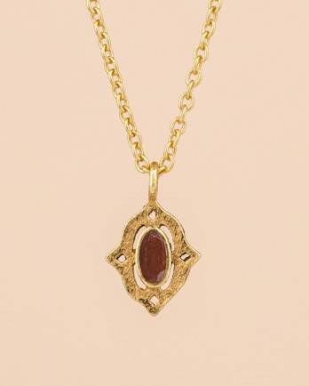 Collier with oval cut gemstone